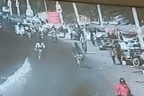 Khoảnh khắc xe điên đâm bay hàng loạt phương tiện và ngươi đi đường