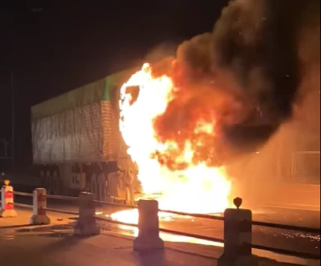 Hà Nội: Xe đầu kéo bốc cháy dữ dội, cầu Thanh Trì ngày thứ 2 liên tiếp ùn tắc cục bộ vì cùng 1 lý do-1