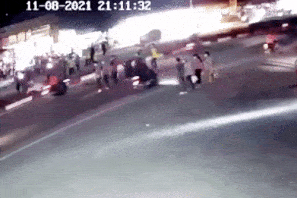 Xe máy đâm hàng loạt công nhân đi bộ qua đường, khoảnh khắc tai nạn khiến tất cả thất kinh