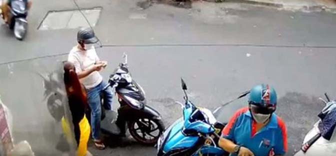 Người đàn ông nhét tiền thừa vào túi rồi tỉnh bơ đòi thêm, camera an ninh bóc mẽ mánh khóe đáng xấu hổ-1