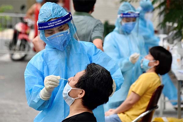 Kinh hãi: 3 người mắc kẹt trên mỏm đá giữa dòng lũ dữ chỉ chực cuốn phăng mọi thứ-3