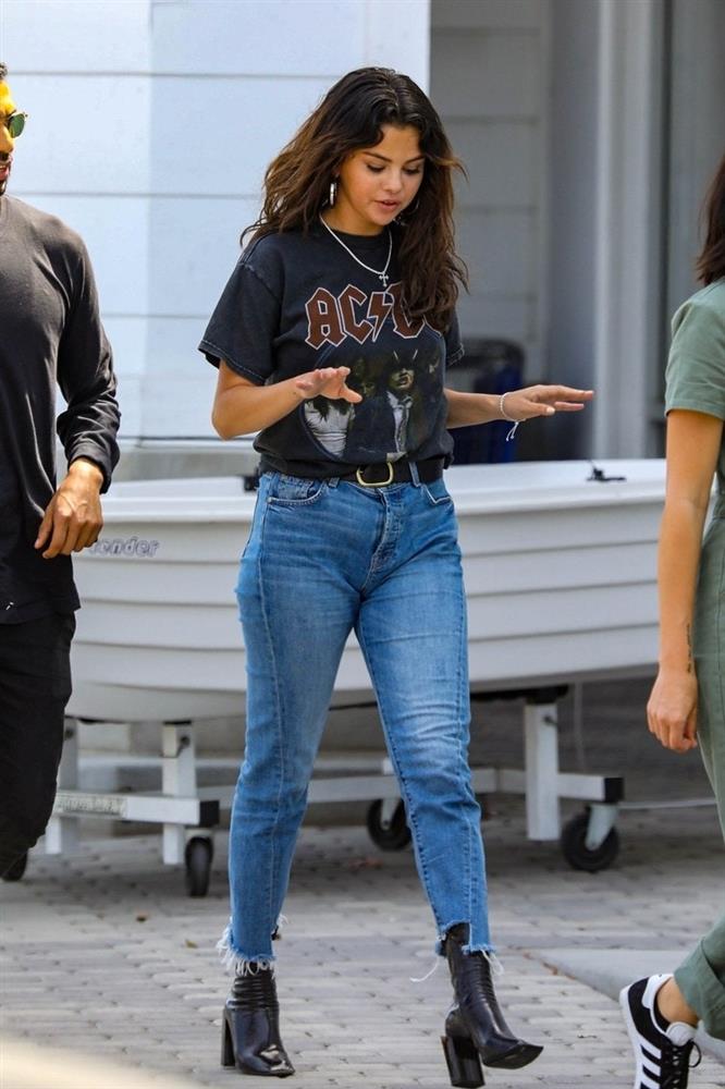 Selena Gomez lên cân mà vẫn mặc đẹp nhờ một điểm ít tăng size-10