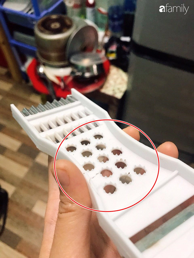 Phát hiện thêm 1 công dụng của những lỗ gai trên thân chiếc nạo rau củ, chị em mừng rỡ vì nhặt rau nhàn hẳn-1