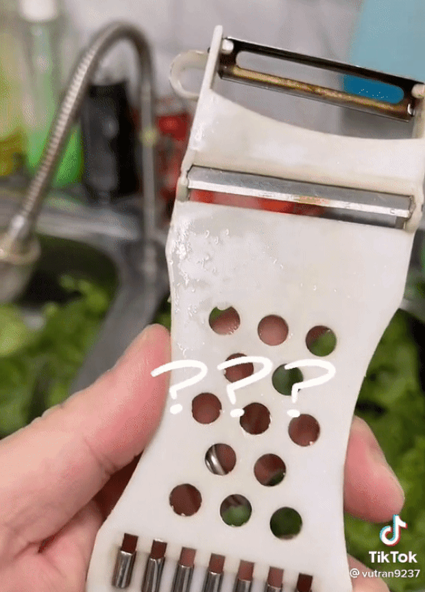 Phát hiện thêm 1 công dụng của những lỗ gai trên thân chiếc nạo rau củ, chị em mừng rỡ vì nhặt rau nhàn hẳn-3