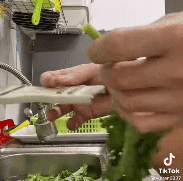 Phát hiện thêm 1 công dụng của những lỗ gai trên thân chiếc nạo rau củ, chị em mừng rỡ vì nhặt rau nhàn hẳn-4