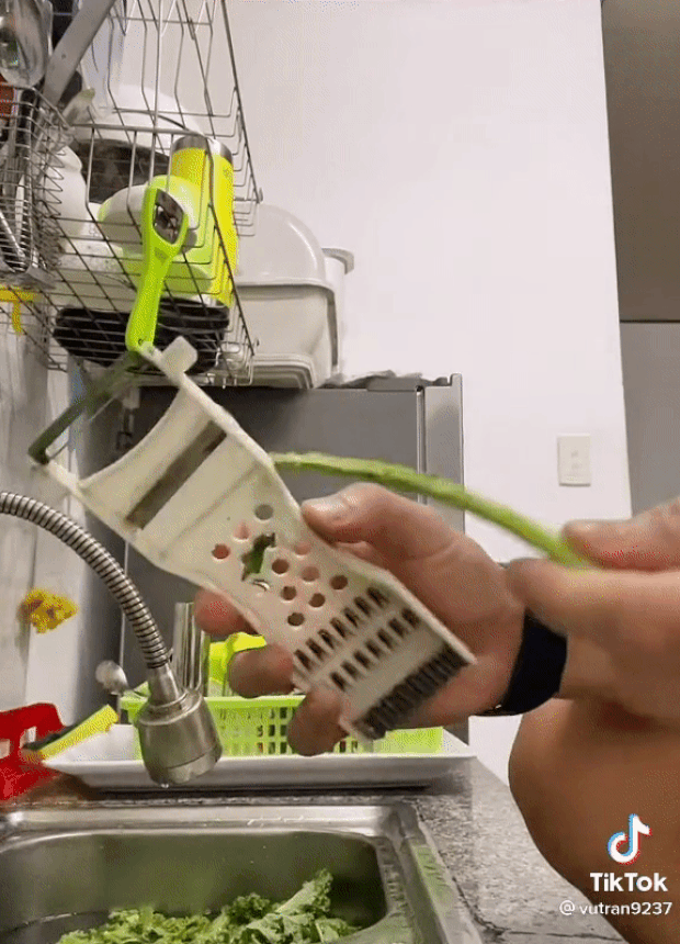 Phát hiện thêm 1 công dụng của những lỗ gai trên thân chiếc nạo rau củ, chị em mừng rỡ vì nhặt rau nhàn hẳn-5