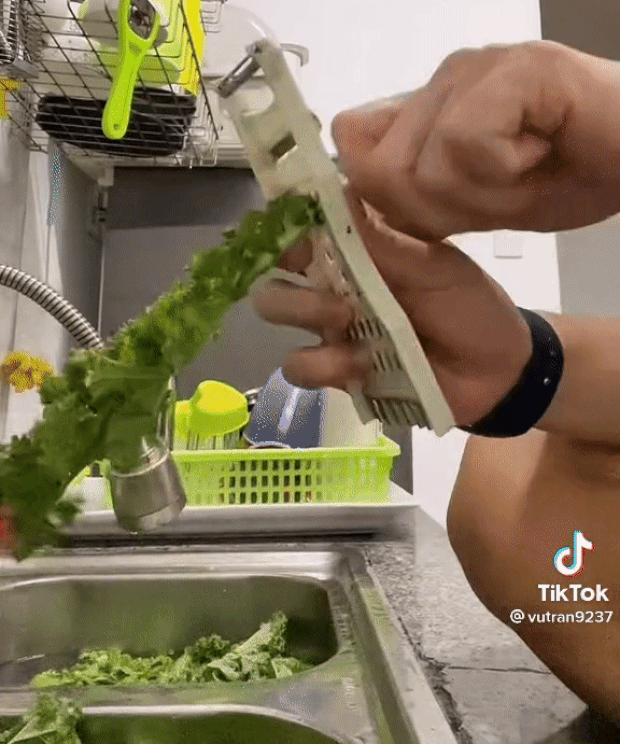 Phát hiện thêm 1 công dụng của những lỗ gai trên thân chiếc nạo rau củ, chị em mừng rỡ vì nhặt rau nhàn hẳn-6