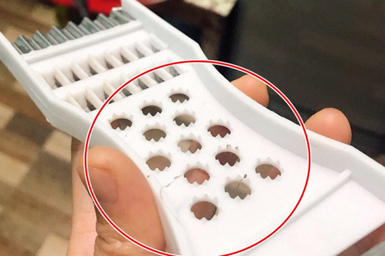 Phát hiện thêm 1 công dụng của những lỗ gai trên thân chiếc nạo rau củ, chị em mừng rỡ vì nhặt rau nhàn hẳn