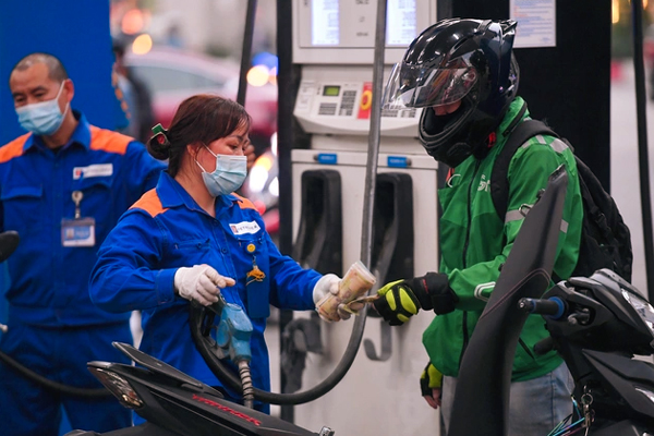 Nhà hàng, quán ăn lao đao vì cơn bão giá xăng, gas-3