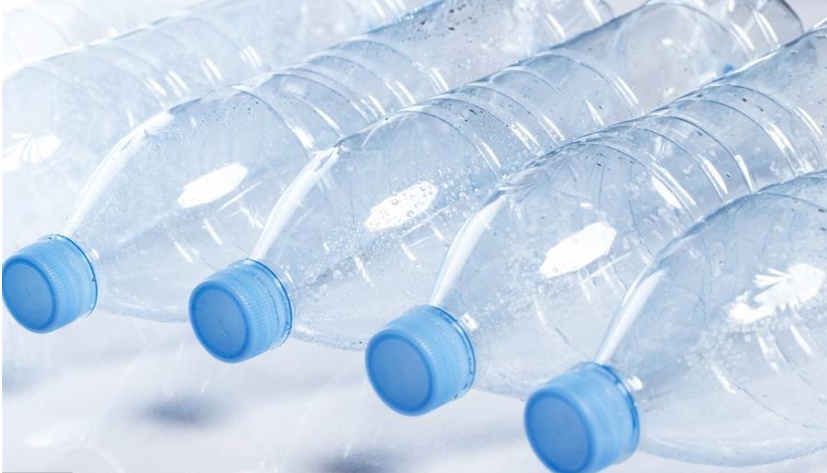 Cho khăn vào chai nhựa hóa ra có công dụng tuyệt vời, điều đơn giản nhưng có lẽ 90% mọi người không biết-1