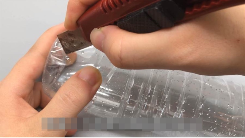 Cho khăn vào chai nhựa hóa ra có công dụng tuyệt vời, điều đơn giản nhưng có lẽ 90% mọi người không biết-2