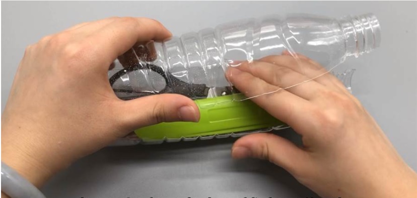 Cho khăn vào chai nhựa hóa ra có công dụng tuyệt vời, điều đơn giản nhưng có lẽ 90% mọi người không biết-5