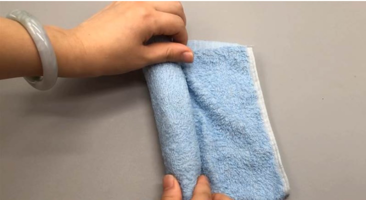 Cho khăn vào chai nhựa hóa ra có công dụng tuyệt vời, điều đơn giản nhưng có lẽ 90% mọi người không biết-7