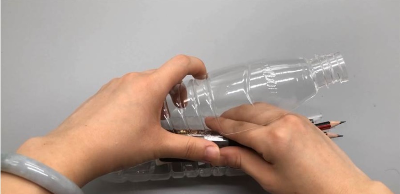 Cho khăn vào chai nhựa hóa ra có công dụng tuyệt vời, điều đơn giản nhưng có lẽ 90% mọi người không biết-9