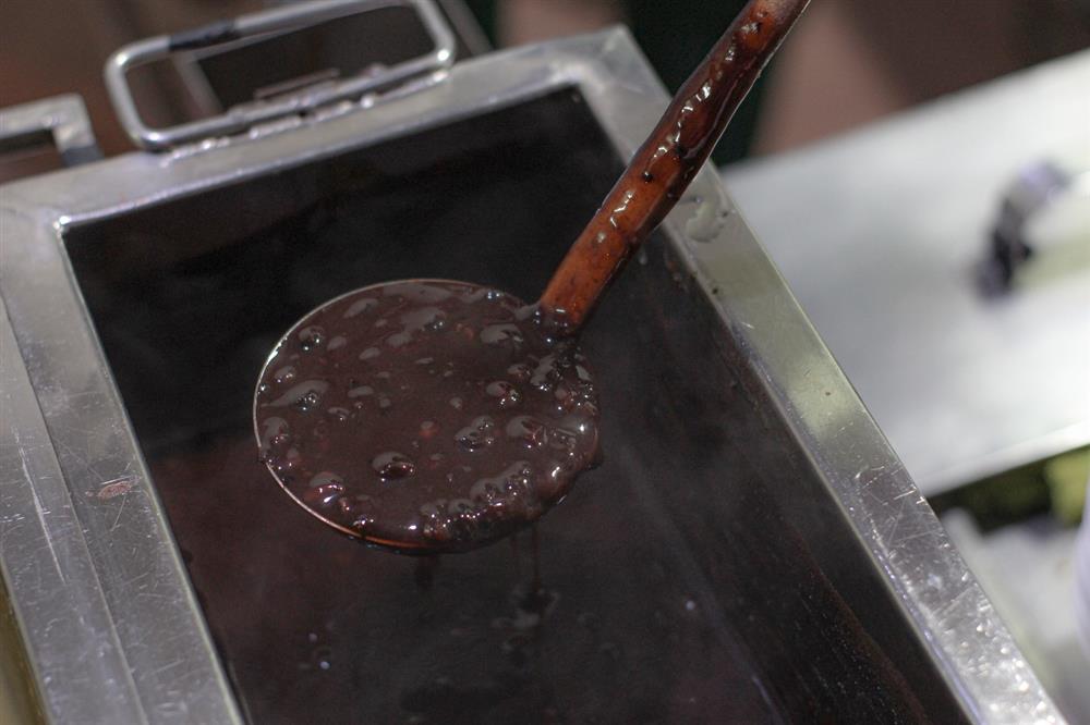 Quán chè nóng ba thế hệ, hơn 40 năm nổi tiếng khắp Hà thành-2