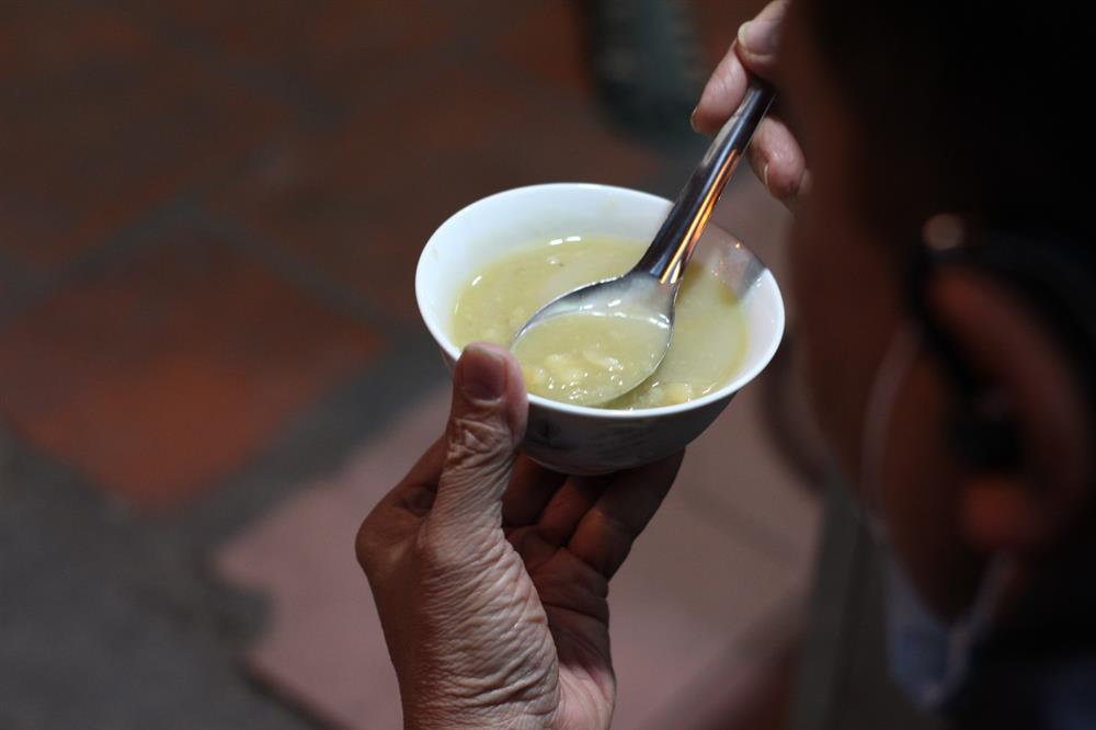 Quán chè nóng ba thế hệ, hơn 40 năm nổi tiếng khắp Hà thành-3