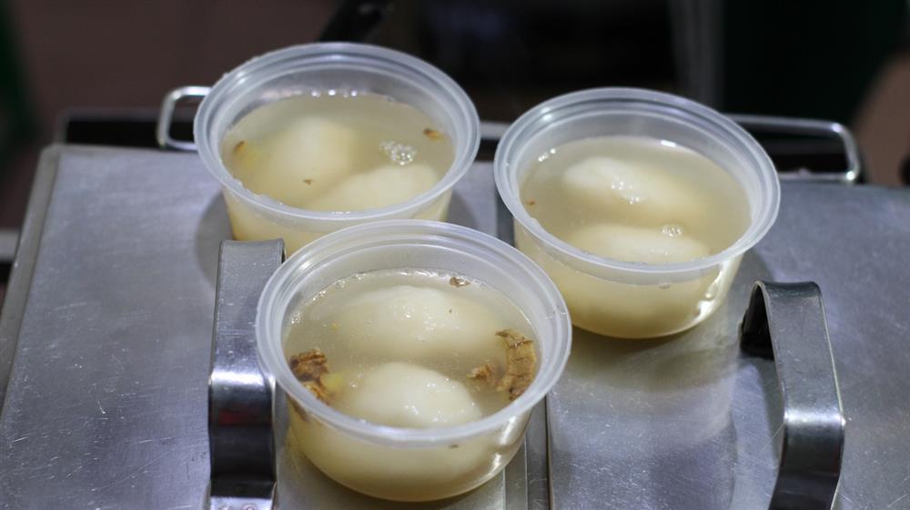 Quán chè nóng ba thế hệ, hơn 40 năm nổi tiếng khắp Hà thành-5