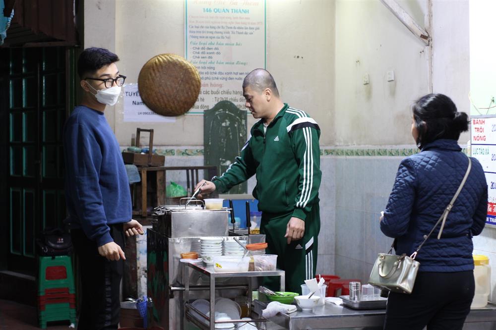 Quán chè nóng ba thế hệ, hơn 40 năm nổi tiếng khắp Hà thành-7