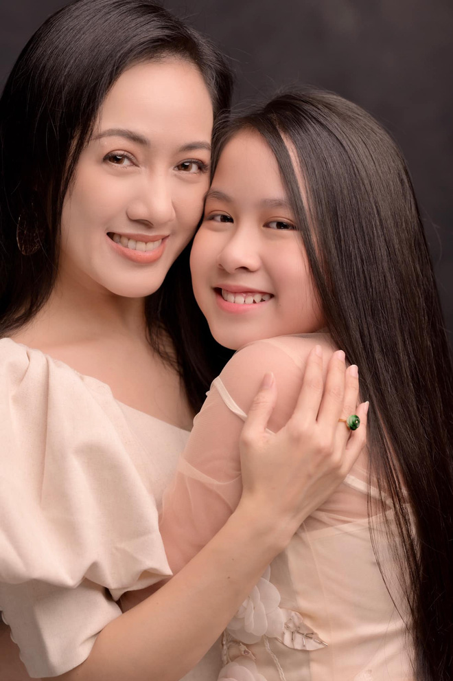 BTV Hoài Anh tiết lộ: Con khóc oe oe sau cánh gà nhờ đồng nghiệp bế hộ, mẹ vẫn tập trung làm 1 việc!-4