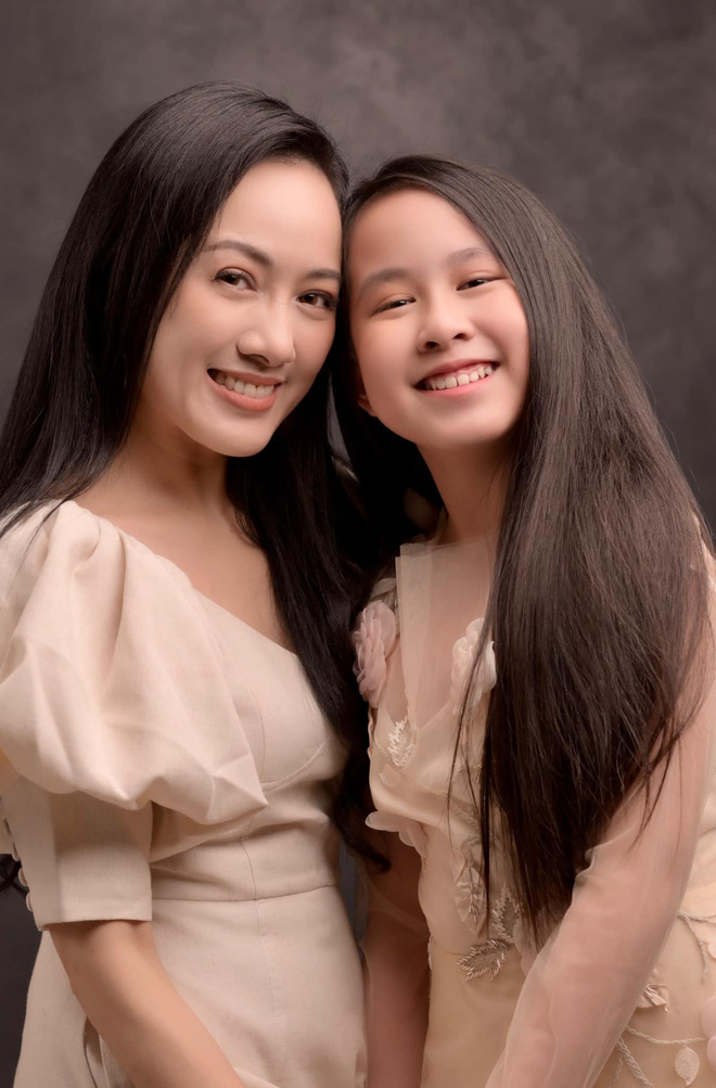 BTV Hoài Anh tiết lộ: Con khóc oe oe sau cánh gà nhờ đồng nghiệp bế hộ, mẹ vẫn tập trung làm 1 việc!-5