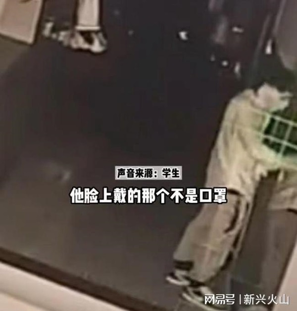 Kẻ biến thái xông vào ký túc xá nữ trộm đồ lót, nhưng bất ngờ hơn là bộ dạng trong camera giám sát-4