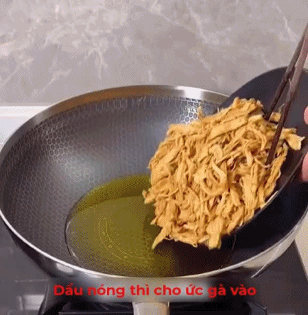 Trời lạnh có gà xé cay ăn vặt là số 1, chẳng cần lò nướng hay nồi chiên không dầu cũng làm được ngon ơ!-3