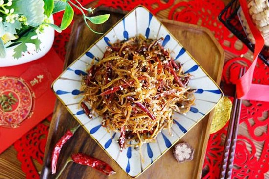 Trời lạnh có gà xé cay ăn vặt là số 1, chẳng cần lò nướng hay nồi chiên không dầu cũng làm được ngon ơ!