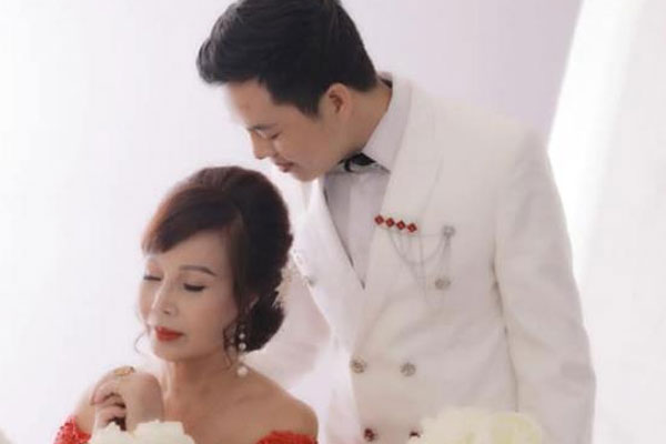 Cô dâu 62 tuổi sau 3 năm kết hôn khoe kinh doanh kiếm bộn tiền, chồng trẻ nghiện vợ-6