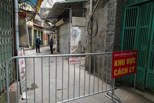 Xe tải lùi thiếu quan sát khiến cổng công trình đổ sập, người đàn ông phản ứng cực nhanh thoát nạn trong gang tấc khiến dân mạng trầm trồ-3