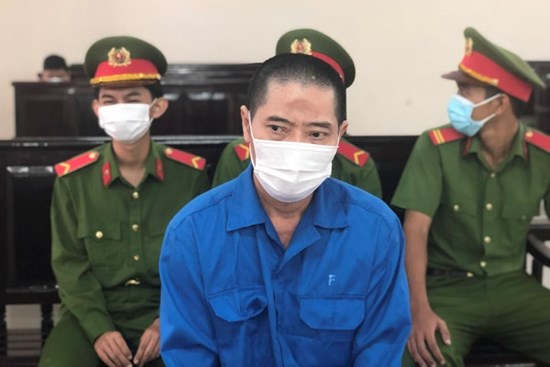 Bố mẹ khóc ngất tại phiên tòa xét xử gã hàng xóm hiếp dâm, sát hại con gái 5 tuổi: 