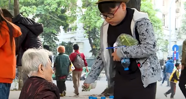 Đi Hồ Gươm chơi, thấy bà bán nước già yếu, Bi béo liền làm 1 việc mà nhận cơn mưa lời khen: Con trai bố Xuân Bắc quá ngoan!-2