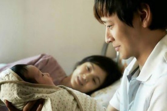 Vợ sinh con trai cho tôi, đến bệnh viện nghe người đàn ông lạ và vợ nói chuyện, tôi lặng lẽ rời đi