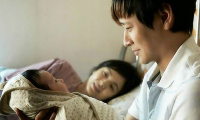 Vợ sinh con trai cho tôi, đến bệnh viện nghe người đàn ông lạ và vợ nói chuyện, tôi lặng lẽ rời đi-1