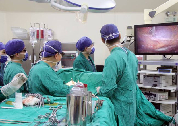 Bé trai 13 tuổi tự nhét dị vật vào vùng kín rồi giấu bố mẹ suốt nửa tháng, đến khi phát hiện bác sĩ gắp ra 1 thứ khiến cả nhà không tin nổi-2