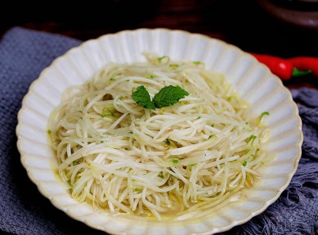 Xào giá đỗ để lửa to hay nhỏ, đầu bếp mách phải thế này giá mới không ra nhiều nước-1