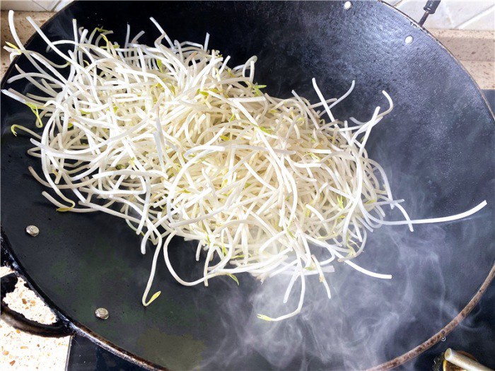 Xào giá đỗ để lửa to hay nhỏ, đầu bếp mách phải thế này giá mới không ra nhiều nước-5