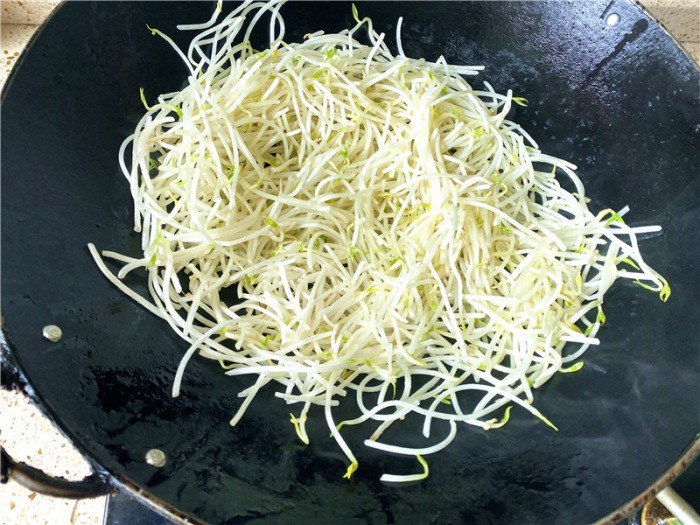 Xào giá đỗ để lửa to hay nhỏ, đầu bếp mách phải thế này giá mới không ra nhiều nước-6