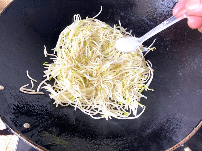 Xào giá đỗ để lửa to hay nhỏ, đầu bếp mách phải thế này giá mới không ra nhiều nước-7