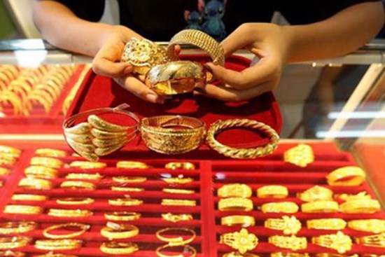 Giá vàng hôm nay 11/11: Tiền tìm nơi an toàn, vàng tăng giá dữ dội