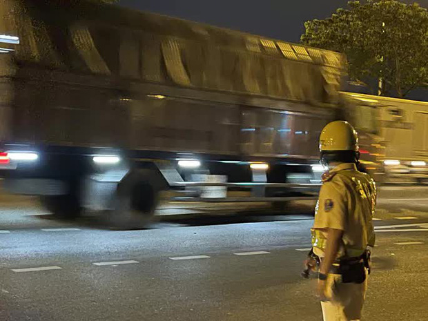 CLIP: Xe tải nặng lao vun vút vào nội đô TP.HCM trong giờ cấm-1