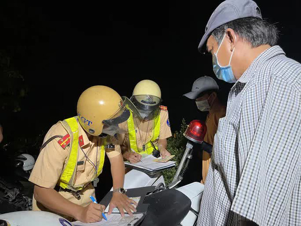 CLIP: Xe tải nặng lao vun vút vào nội đô TP.HCM trong giờ cấm-2