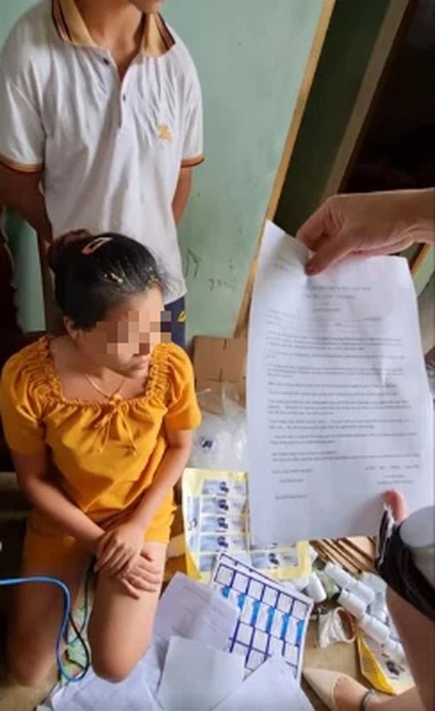 Xôn xao vụ bóc phốt mua cám gà đóng thành lọ thuốc giả lừa bán qua livestream: Danh tính nữ đại gia dược phẩm gây bất ngờ-1