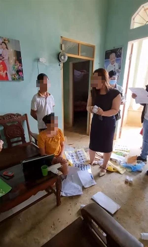 Xôn xao vụ bóc phốt mua cám gà đóng thành lọ thuốc giả lừa bán qua livestream: Danh tính nữ đại gia dược phẩm gây bất ngờ-2