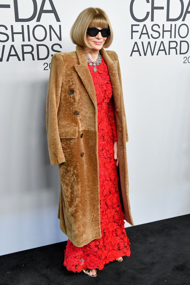 Vera Wang khiến thảm đỏ dậy sóng bởi thiết kế đầm đỏ hở ngang hở dọc-10