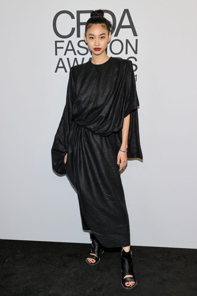 Vera Wang khiến thảm đỏ dậy sóng bởi thiết kế đầm đỏ hở ngang hở dọc-5