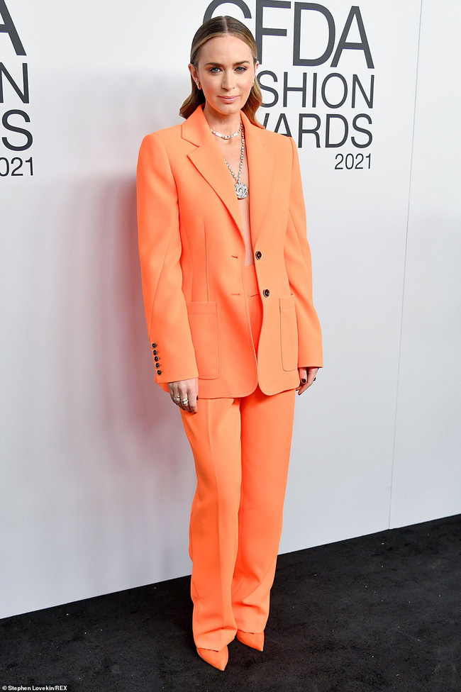 Vera Wang khiến thảm đỏ dậy sóng bởi thiết kế đầm đỏ hở ngang hở dọc-9