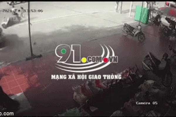 Ô tô mất lái hất văng học sinh đang đi xe đạp trên đường, camera ghi lại toàn bộ cảnh tượng kinh hoàng