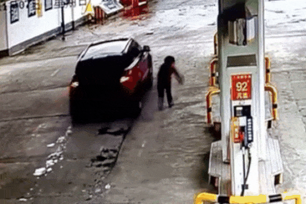 Clip: Tài xế quỵt tiền xăng, kéo ngã nữ nhân viên khi bỏ chạy