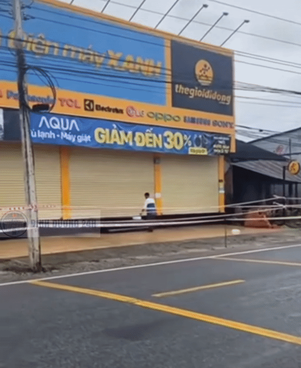 NÓNG: Nam thanh niên châm lửa đốt cửa hàng Điện Máy Xanh-1