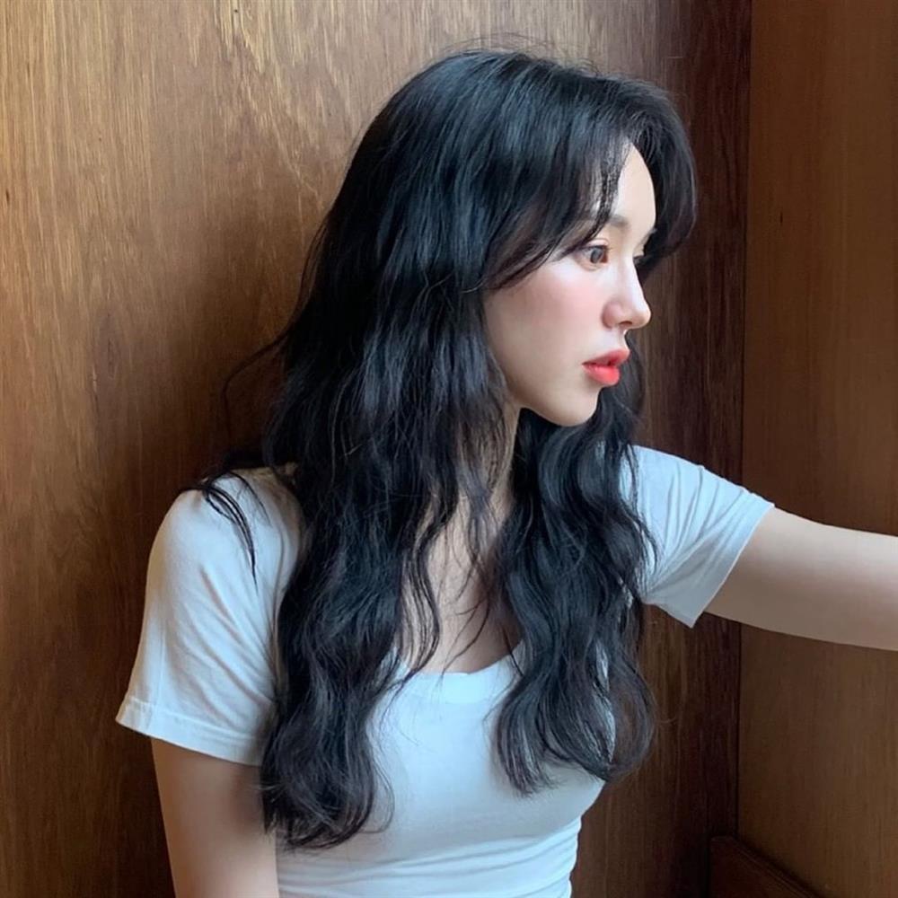 Nàng tóc xoăn nên cắt 3 kiểu mái này: Nhìn trẻ trung mà gọn mặt hơn bao nhiêu!-10